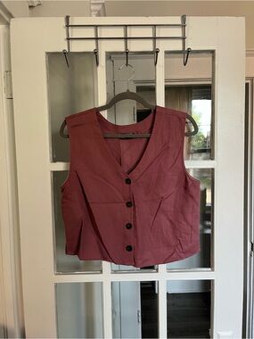 Sleeveless Button-Front V-Neck Crop Top in Pink